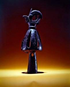 Végződés, áttört kúp, kosszarvú grifffejjel díszítve, Kr. e. 7. század vége- 6. század eleje (bronz)