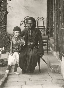Arab kawass (oszmán gárda) egy fiatal fiúval egy ház kertjében Jeruzsálem Júdea kerületében, 1867