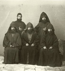 5 örmény papból álló csoport a Mediterrane Hotel udvarán, Jeruzsálem, 1867