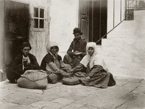 Nők lisztet őrölnek kerek malomkövekkel egy jeruzsálemi ház udvarán, 1867.