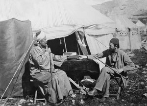 Yakub es Shellaby, aki C. Warren kapitánynak egy szamaritánus imakönyvet ad át a yorki érsek számára, Szamaria körzet, Palesztina, 1867.