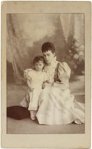 Xenia Alekszandrovna orosz nagyhercegnő Irina lányával, Kr. e. 1882