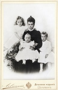 Xenia Alekszandrovna orosz nagyhercegnő gyermekeivel Irina Alekszandrovna, Andrej..., 1903.