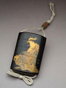 Inro, amely Echizen-ya Morokoshi udvarhölgyét ábrázolja levelet írva, XIX.