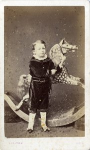 Fiatal fiú állt egy hintaló mellett alkotó: Silas Eastham