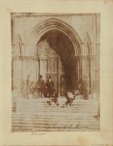 Férfiak csoportja a York Minster déli bejáratánál