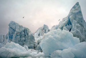 Jéghegyek a sarkvidéki tengerben a Spitzbergák-sziget körül, Norvégia, 2022 (fotó)