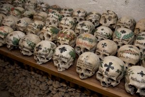 Néhány koponya a 600 koponya közül a "csontházban", 1720-1995 között, Hallstatt, Ausztria, 2022 (fotó)