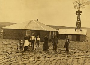 Tanyasi család, a szomszédos épület tetején szélmalommal rendelkező gyepházán kívül Custer megyében, Nebraska államban, 1885 körül (f/w fotó) alkotó: Solomon D. Butcher