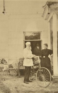 Lev Tolsztoj orosz író kerékpárral, Oroszország, 1890-es évek