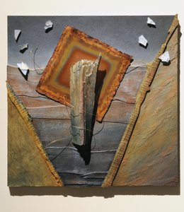 Isten köztünk, 2007 (panel, réz, drót, talált tárgyak, textúra, plexi, textil) alkotó: Sophie Hacker