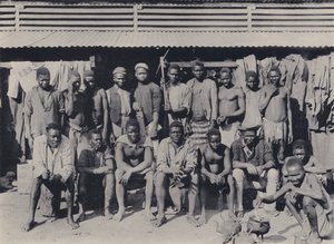 Egy csoport az épületegyüttesben (f/w fotó) alkotó: South African Photographer