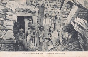 Bányászok, akik fa kellékeket szerelnek fel 600 láb mélyre a föld alatt, Robinson Gold Mine, Dél-Afrika (f/w fotó) alkotó: South African Photographer
