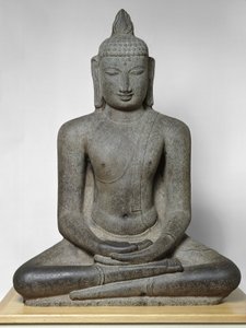 Sákjamuni Buddha meditációban ül (Dhjánamudra), Chola-korszak, 12. század körül (gránit)