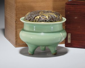 Nagyméretű Longquan celadon állványos füstölő, japán parcellaaranyozott fém borítással (kerámia) (lásd még: 349496)