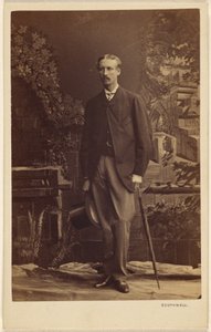 [Ismeretlen bajuszos férfi, cilinderrel és esernyővel a kezében, áll] alkotó: Southwell Brothers