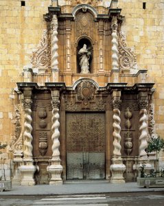 Részlet a 18. században épült San Bartolome-templom (Benicarlo, Spanyolország) homlokzatáról (fotó) alkotó: Spanish School