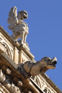 Vízköpő és akrotéria, részlet kívülről alkotó: Spanish School