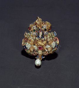 Ékszerek: gyémánt medál, arany kereken zománc, smaragd és gyöngy, amely Danielt ábrázolja az oroszlángödörben. 1550-1600. Spanyolországból. Párizs, Louvre Múzeum alkotó: Spanish School