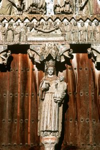 A nyugati portál Madonna és Gyermek szobrával és az Utolsó ítélet domborművével