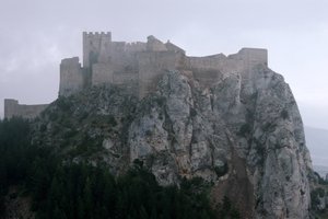 Kilátás a 11-13. században épült Loarre-kastélyra alkotó: Spanish School
