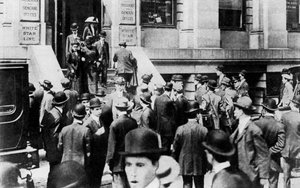 Szorongó tömeg a White Star Line irodája előtt, 1912 1937