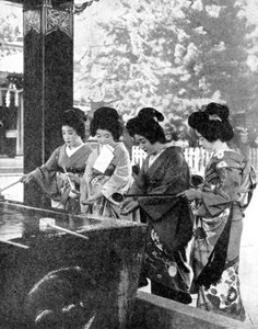 Japán nők kezet mosnak, mielőtt beléptek a templomba, 1936.