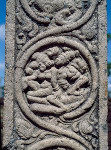 A buddhista templom oszlopának domborműve