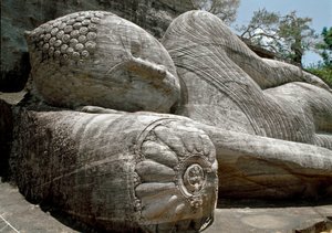A fekvő kép, amely Buddha parinirvánáját ábrázolja, szobra, Gal Vihara temploma