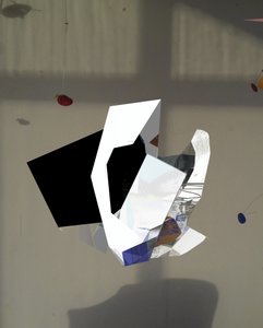 Lebegő geometrikus szobor