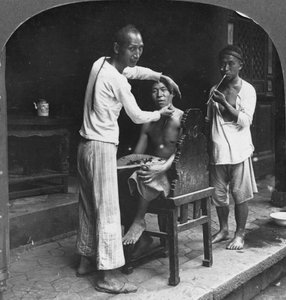 Egy kínai borbély a burmai Bhamóban, 1908
