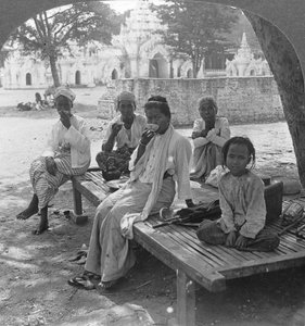 Egy társasági kávéital, Mandalay, Burma, 1908. alkotó: Stereo Travel Co