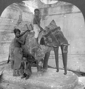 Háromfejű elefánt, aki egy szentélyt őriz, Arakan Pagoda, Mandalay, Burma, 1908.