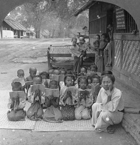 Falusi iskola és tanár, Amarapura, Burma, 1908 alkotó: Stereo Travel Co