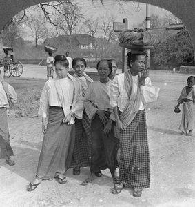 Nő és szolgák piacra mennek, Mandalay, Burma, 1908 alkotó: Stereo Travel Co