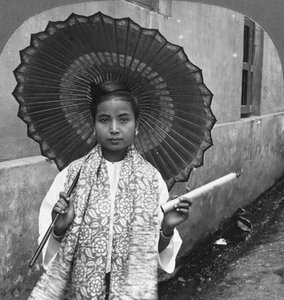 Fiatal burmai nő, kezében egy hatalmas szivar, Rangoon, Burma, 1908