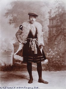 Victor Cavendish úr, később Devonshire 9. hercege, nagykövetként Jean de Dinteville, Devonshire hercegnő gyémánt jubileumi báljának Holbein-portréja után a Devonshire House-ban