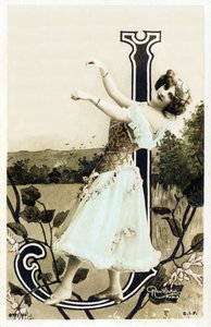 J: Lucette De Berny, a Belle Epoque művésze – ábécé képeslapon alkotó: Studio Reutlinger