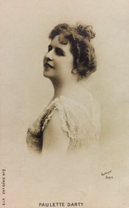 Paulette de Bardy francia énekesnő, Paulette Darty néven ismert portréja; képeslap