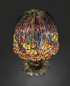 Egy "Pond Lily" asztali lámpa, 1903 körül (ólomüveg és patinás bronz)
