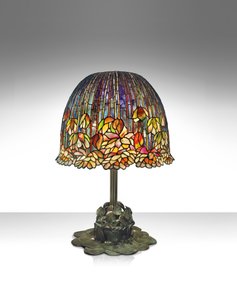Egy "Pond Lily" asztali lámpa, 1903 körül (ólomüveg és patinás bronz)