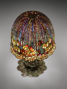 Egy "Pond Lily" asztali lámpa, 1903 körül (ólomüveg és patinás bronz)