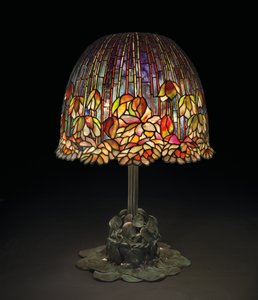 Egy "Pond Lily" asztali lámpa, 1903 körül (ólomüveg és patinás bronz)