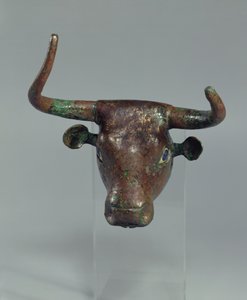 Bikafej, királyi sumér felirattal, tartó bútornak vagy hárfának, Telloh (ókori Girsu) kora dinasztikus időszakából, Kr.e. 2500-2400 (réz) (lásd még: 208504)