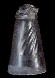 Mezopotámia: Manishtusu (Manishtousu) (Kr. e. 2270-2254), Agade királya diorit szobrának alsó fele. Kr.e. 2300-2250. Susa (Babilon) helyéről. V 0,88 m Párizs, Musee du Louvre alkotó: Sumerian Mesopotamian School