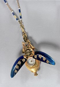 Szkarabeusz alakú, vadásztokos függőóra, Chaux-de-Fonds, 1890-es évek (arany, rézötvözetek, csiszolt gyémántok, rubinok és zománc)