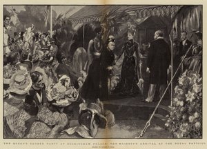 A királynő kerti partija a Buckingham-palotában, Őfelsége érkezése a királyi pavilonba