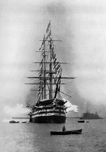A HMS Duke of Wellington királyi tisztelgést lőtt zászlóshajóként Portsmouthban, Hampshire-ben, 1896. alkotó: Symonds and Co