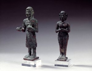 Bronz szobrok hódolókról és istennőről, Szíriából Kr.e. 2300-2000 között. Párizs, Louvre Múzeum