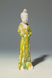 Sancai halvány kerámia alakja, egy álló udvarhölgy, a Tang-dinasztia (kerámia)